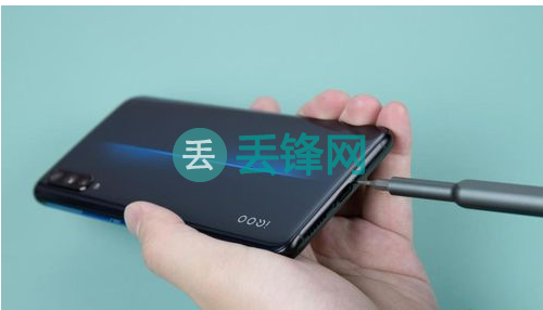 vivo iQOO手机主板维修拆机环节一：分离后盖