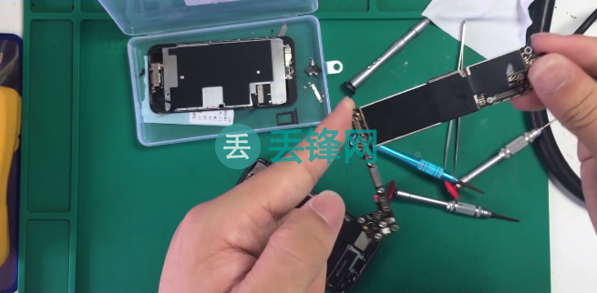 天津苹果iPhone 8手机进水处理方法以及故障维修教程