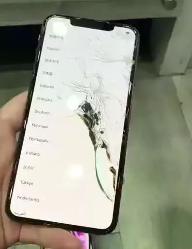 最快iPhoneXS碎屏了！iPhoneXS首碎来了…修不起啊修不起