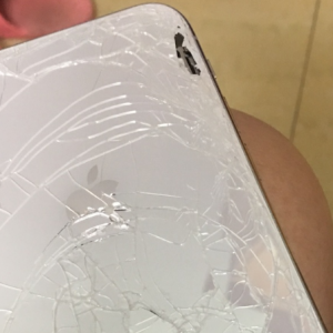 北京保修期内iPhone XS Max手机后玻璃裂开可以免费维修吗？