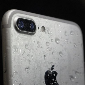 上海苹果iPhone XS手机进水屏幕出现条纹如何处理？