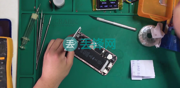 iPhone 6S手机开机无背光显示故障维修