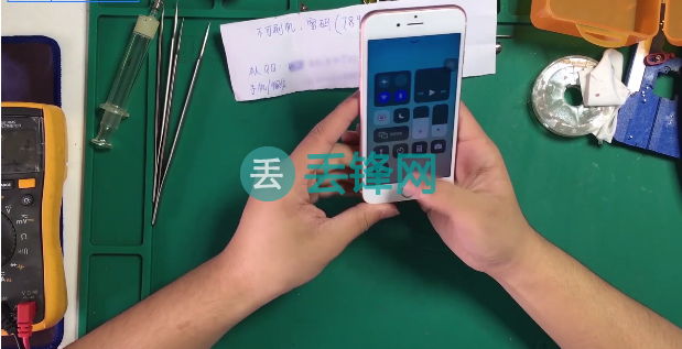 iPhone 6S手机开机无背光显示故障维修